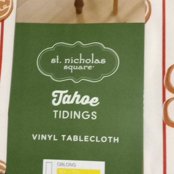 Christmas Tablecloth NWT - Picture 5 of 6